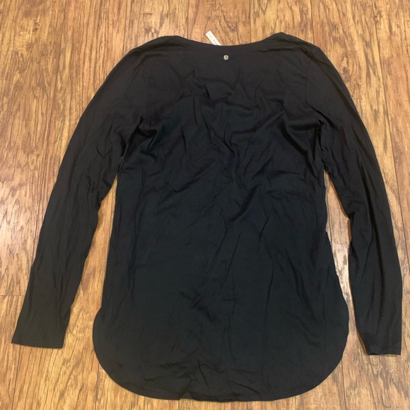 Fabletics Curved Hem Cut Out Side Detail Black Long Sleeve Top - Picture 3 of 6